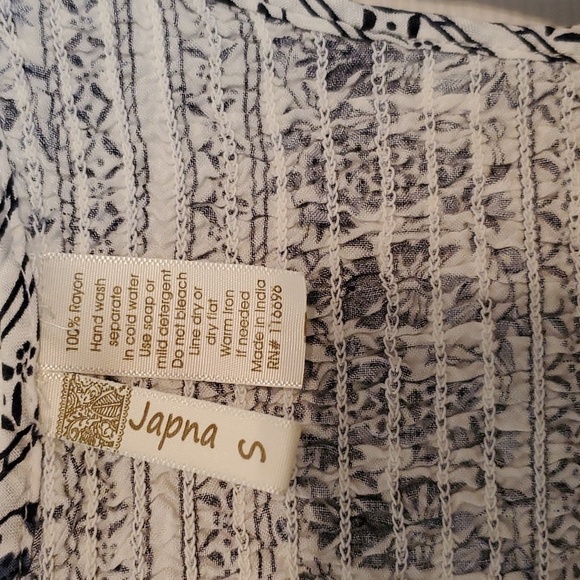 NWOT Floral Print Stretchy Smocked Ruffled Hem Tank Top Size Small - Picture 4 of 7